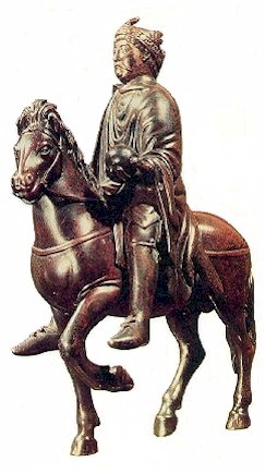 Karel ruiterstandbeeld in brons (34 Kb)